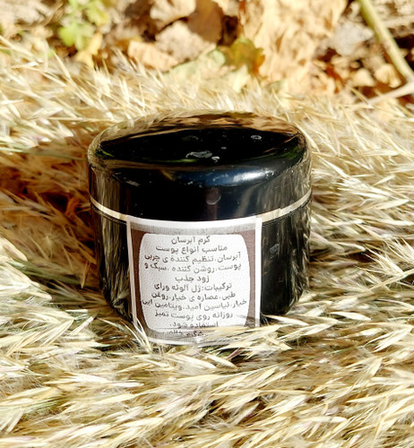 کرم آبرسان و مرطوب کننده .سبک و زود جذب حفظ رطوبت پوست روشن کننده و لطیف کننده کاملا گیاهی و ارگانیک